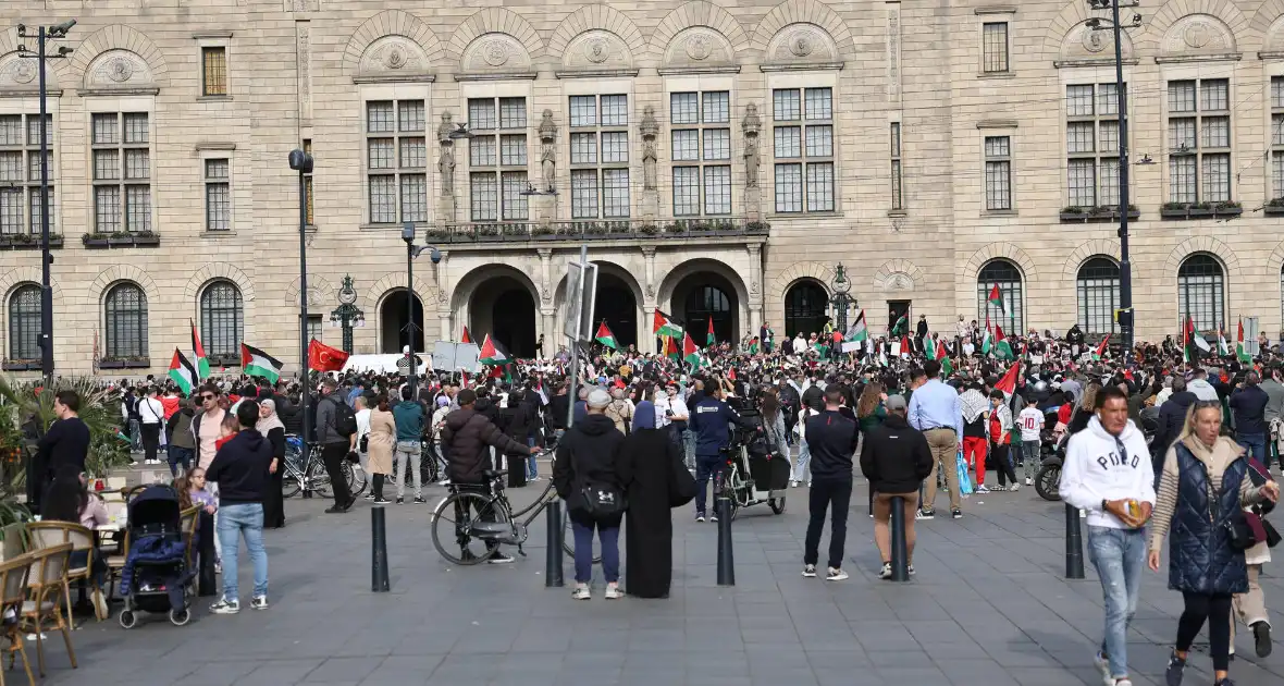 Duizenden Pro-Palestijn demonstranten komen aan bij stadhuis - Foto 21