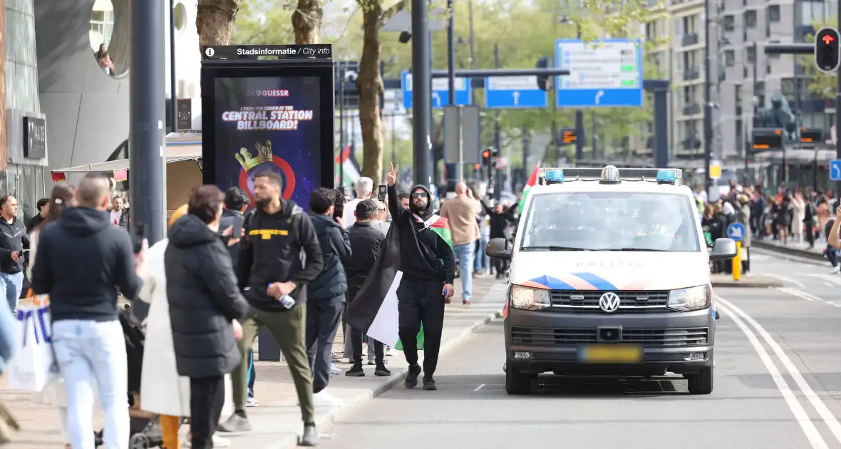 Duizenden Pro-Palestijn demonstranten komen aan bij stadhuis - Foto 23