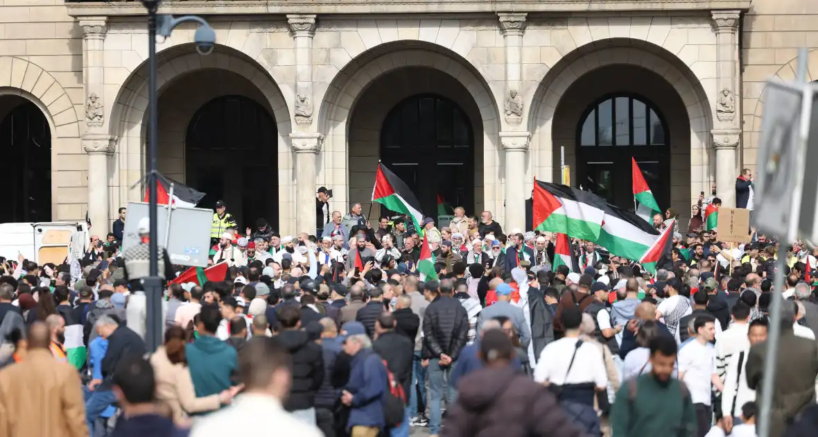 Duizenden Pro-Palestijn demonstranten komen aan bij stadhuis - Foto 24
