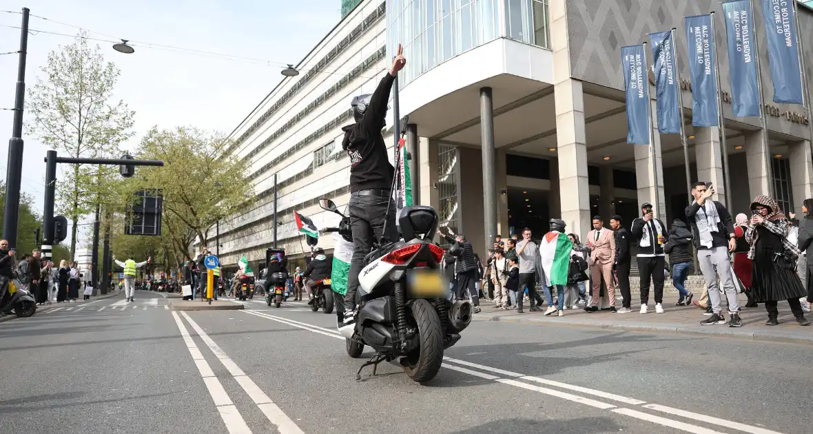 Duizenden Pro-Palestijn demonstranten komen aan bij stadhuis - Foto 3
