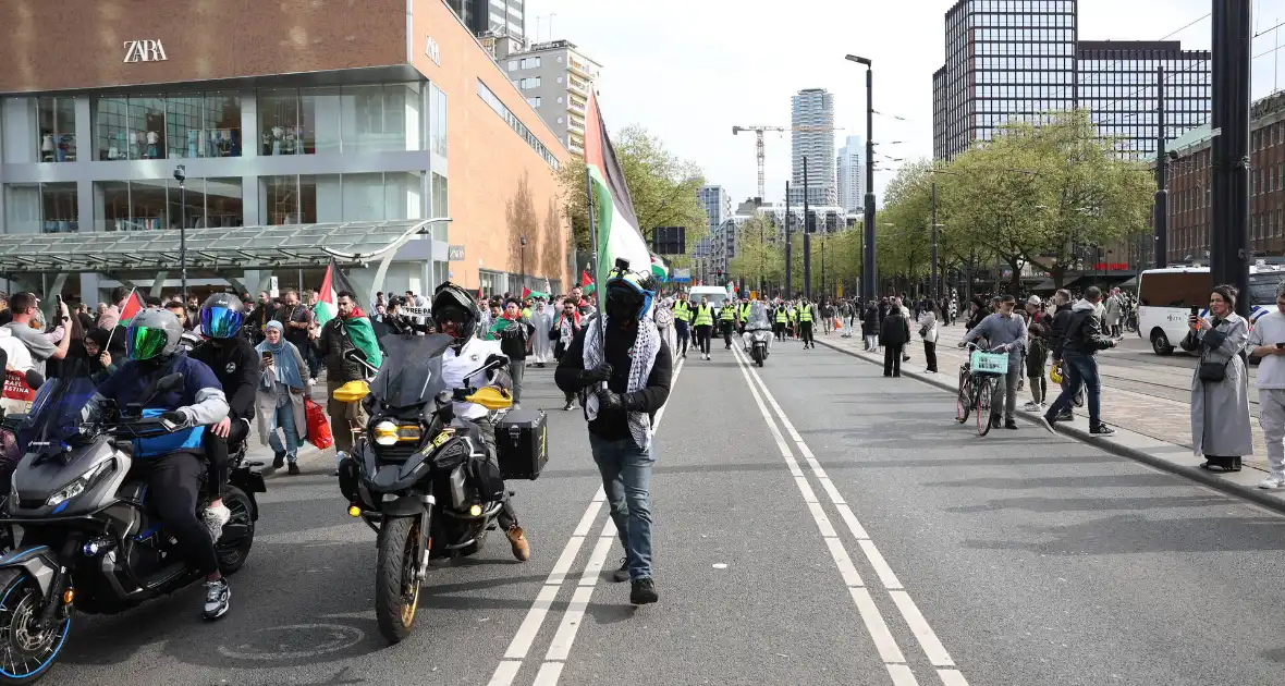 Duizenden Pro-Palestijn demonstranten komen aan bij stadhuis - Foto 5