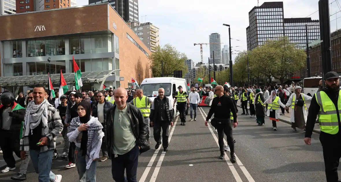 Duizenden Pro-Palestijn demonstranten komen aan bij stadhuis - Foto 6
