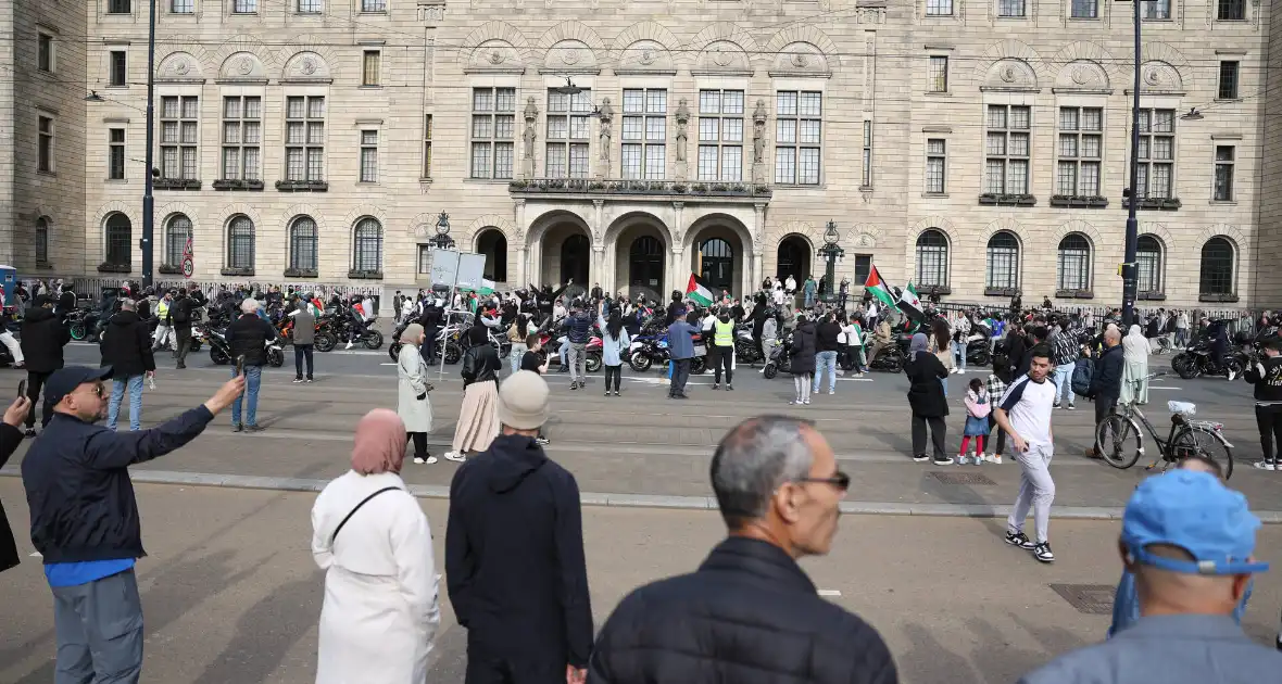 Duizenden Pro-Palestijn demonstranten komen aan bij stadhuis - Foto 8