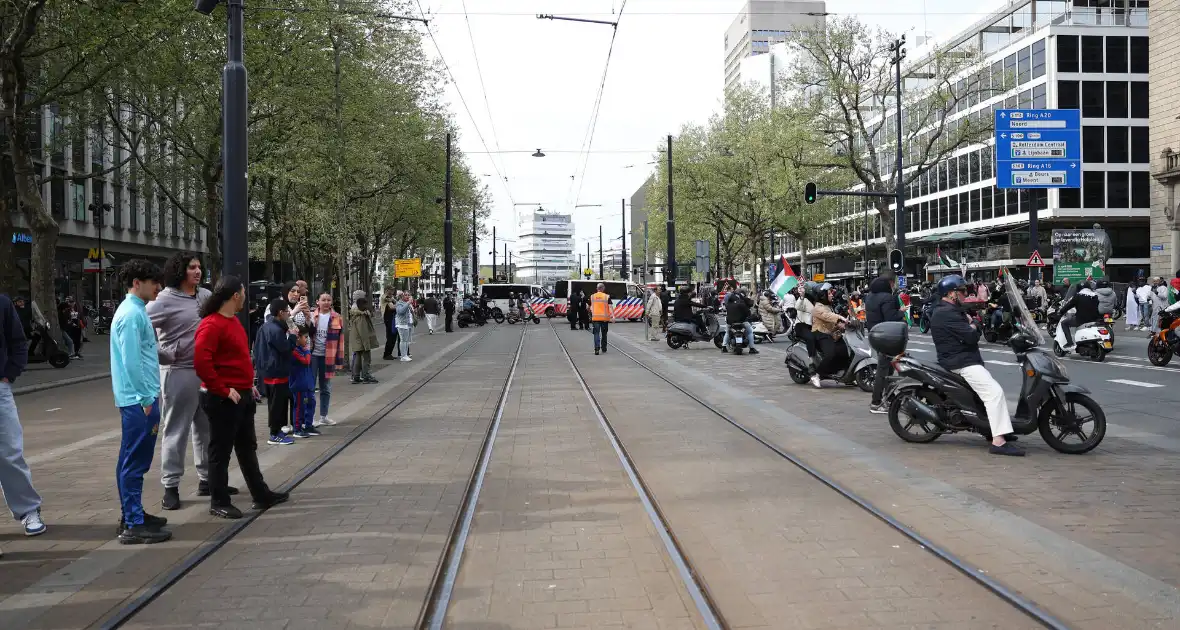 Duizenden Pro-Palestijn demonstranten komen aan bij stadhuis - Foto 9