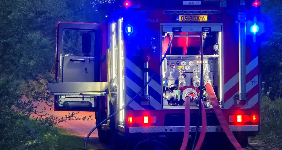 Brandweer blust brand in park - Foto 2