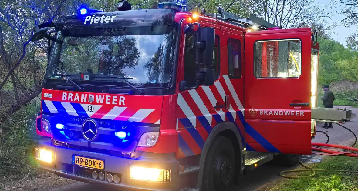 Brandweer blust brand in park - Foto 5