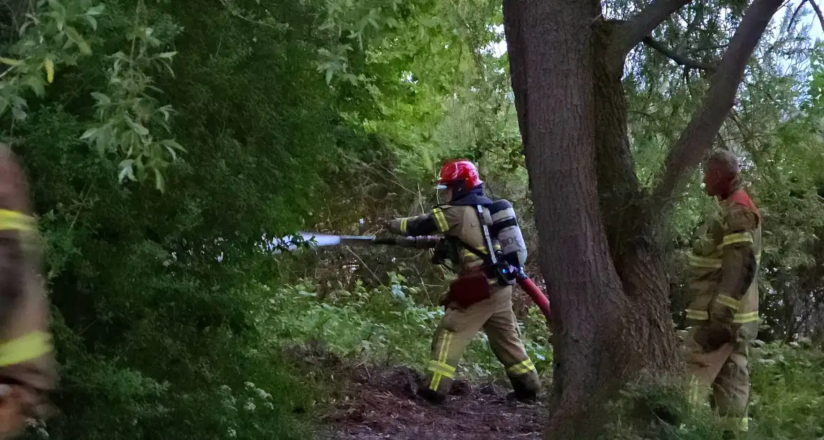 Brandweer blust brand in park - Foto 6