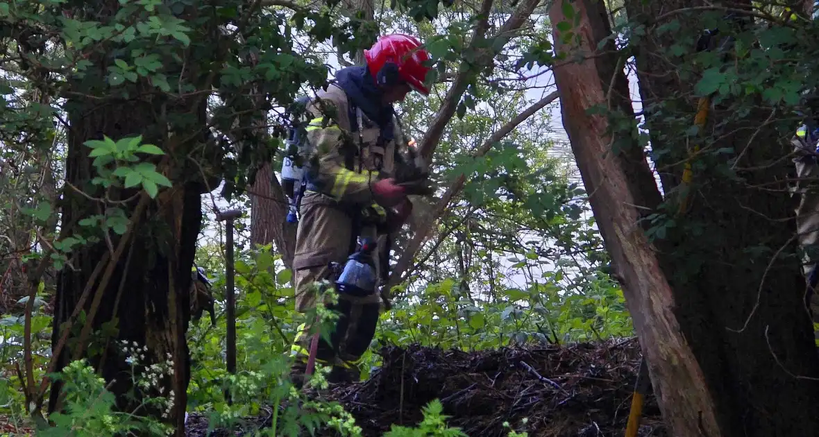Brandweer blust brand in park - Foto 7