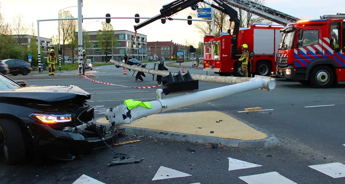 Automobilist rijdt op hoge snelheid verkeerslichten omver