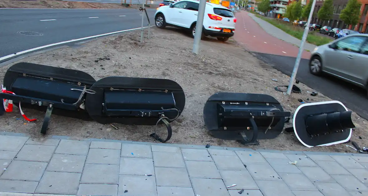 Automobilist rijdt op hoge snelheid verkeerslichten omver - Foto 1