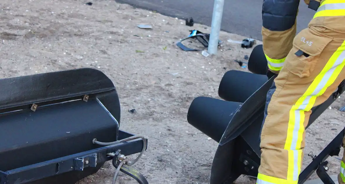 Automobilist rijdt op hoge snelheid verkeerslichten omver - Foto 10