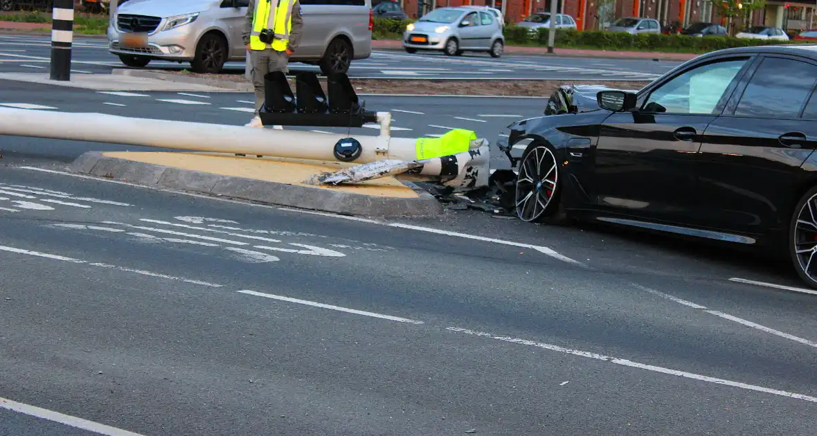 Automobilist rijdt op hoge snelheid verkeerslichten omver - Foto 2