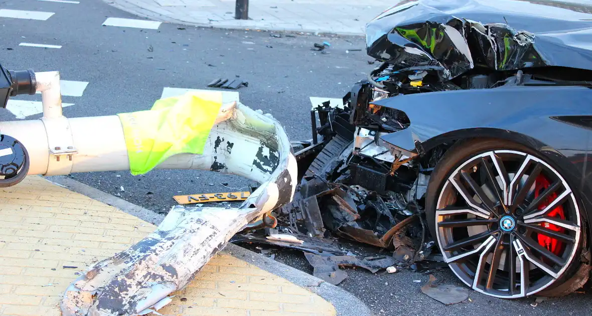 Automobilist rijdt op hoge snelheid verkeerslichten omver - Foto 3