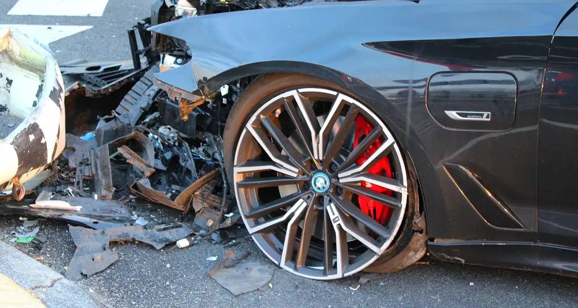 Automobilist rijdt op hoge snelheid verkeerslichten omver - Foto 4