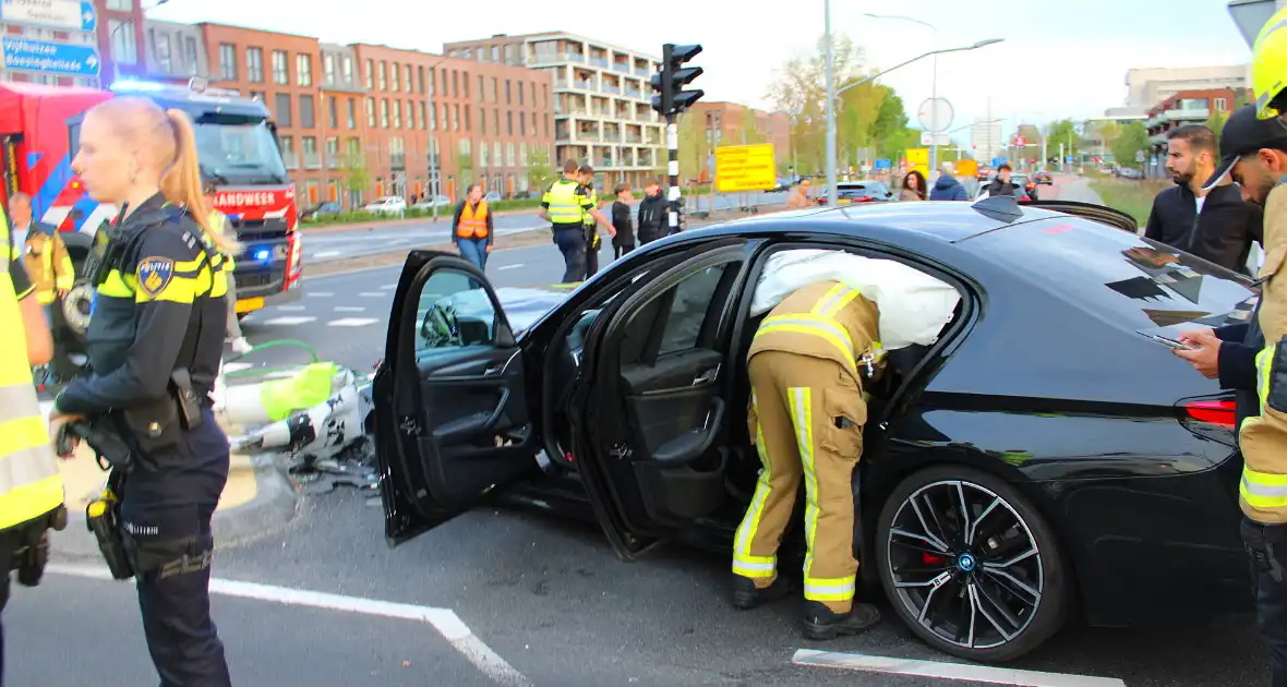 Automobilist rijdt op hoge snelheid verkeerslichten omver - Foto 5