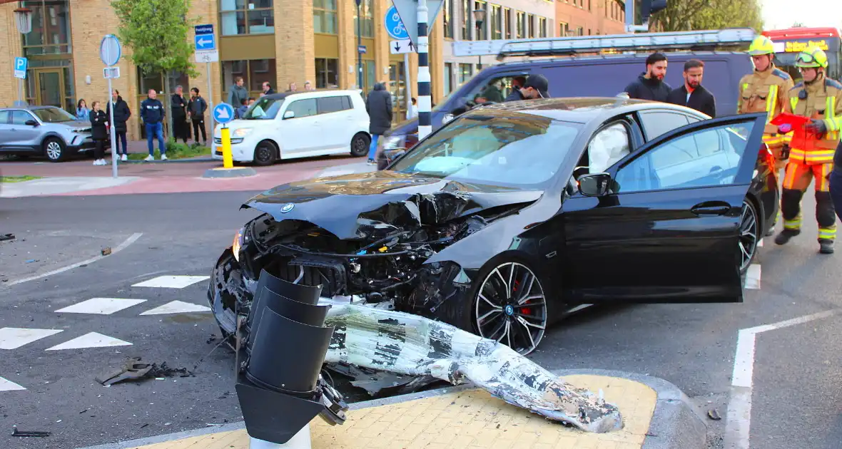 Automobilist rijdt op hoge snelheid verkeerslichten omver - Foto 6