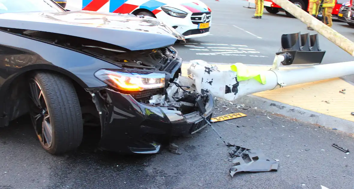 Automobilist rijdt op hoge snelheid verkeerslichten omver - Foto 7