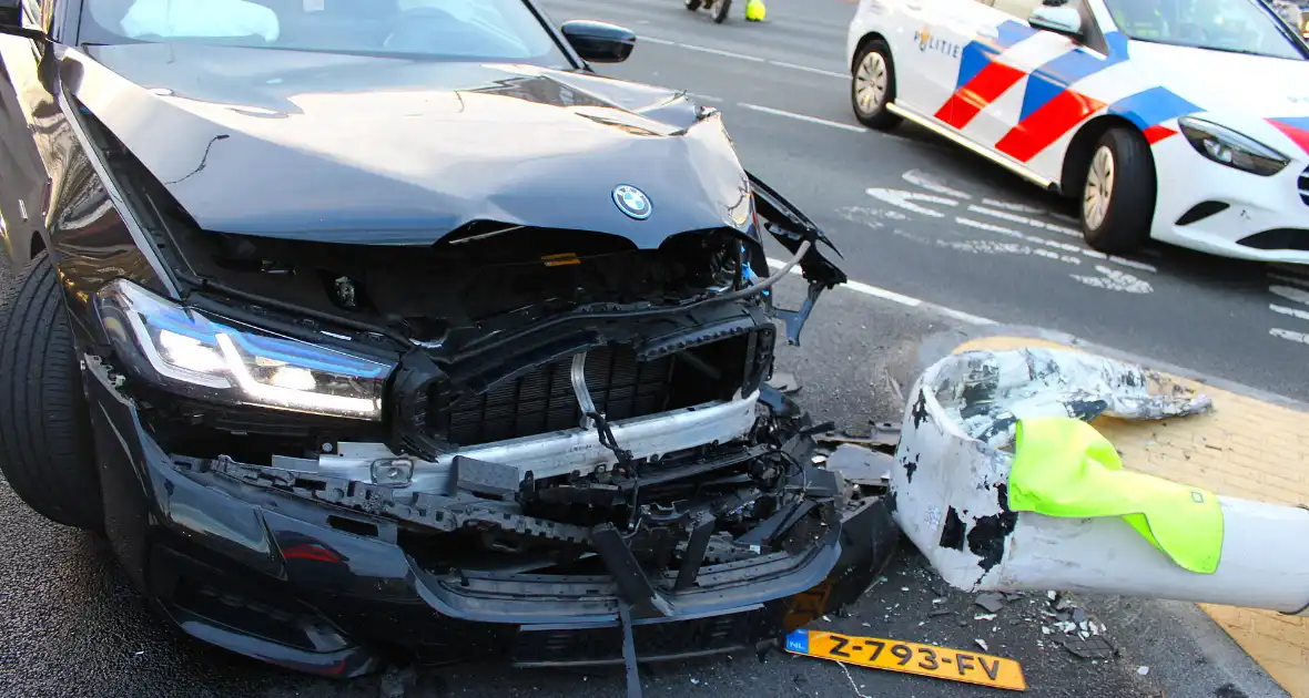 Automobilist rijdt op hoge snelheid verkeerslichten omver - Foto 8