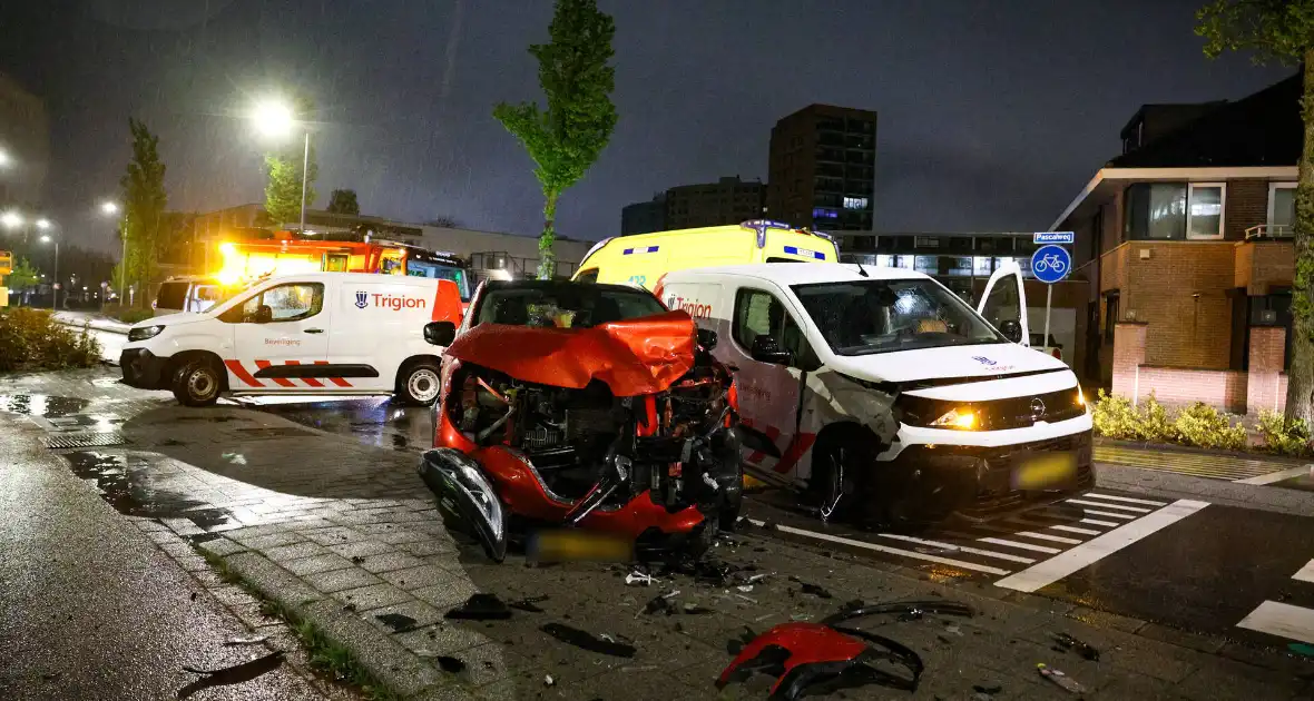Drie beveiligingsauto's betrokken bij ongeval - Foto 2