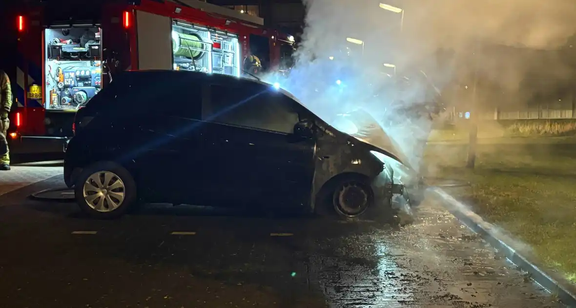 Onderzoek naar oorzaak van autobrand - Foto 1