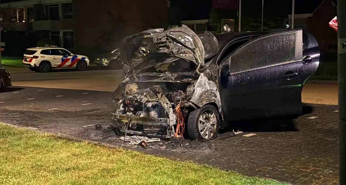 Onderzoek naar oorzaak van autobrand - Foto 11