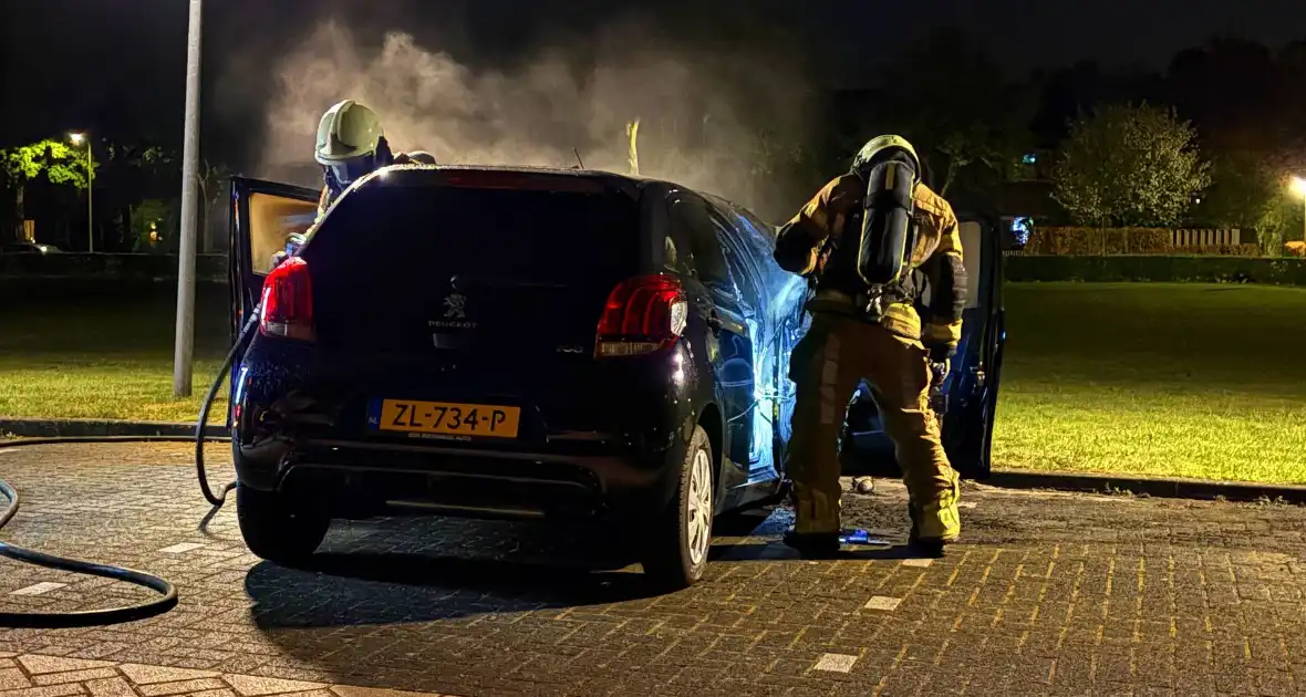 Onderzoek naar oorzaak van autobrand - Foto 9