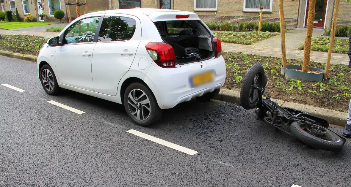 Fatbiker klapt achterop auto