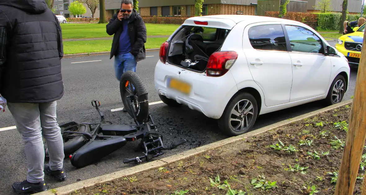 Fatbiker klapt achterop auto - Foto 1