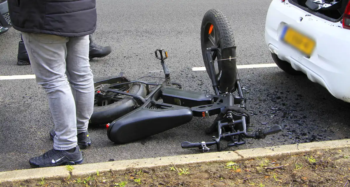 Fatbiker klapt achterop auto - Foto 2
