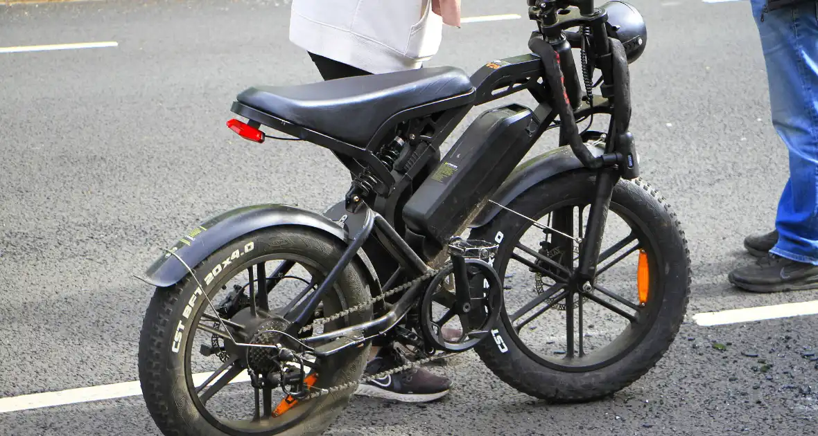 Fatbiker klapt achterop auto - Foto 3