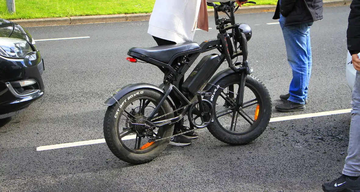 Fatbiker klapt achterop auto - Foto 4