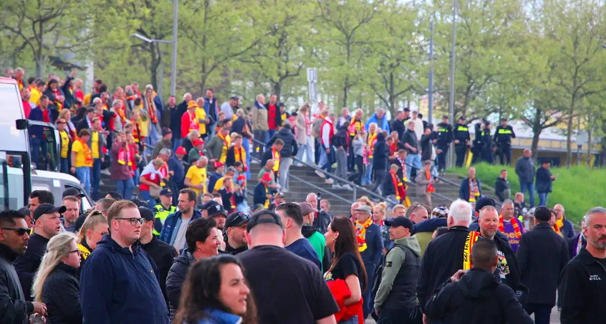 Spanning bij supporters voor bekerfinale - Foto 11