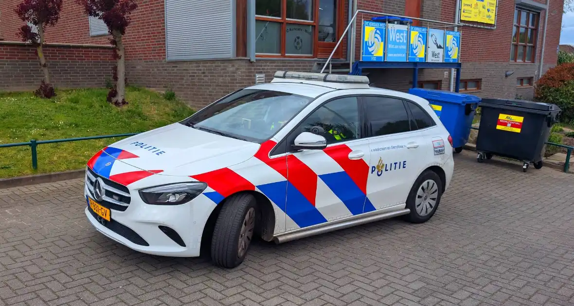 Vechtpartij door onenigheid tijdens wedstrijd - Foto 2