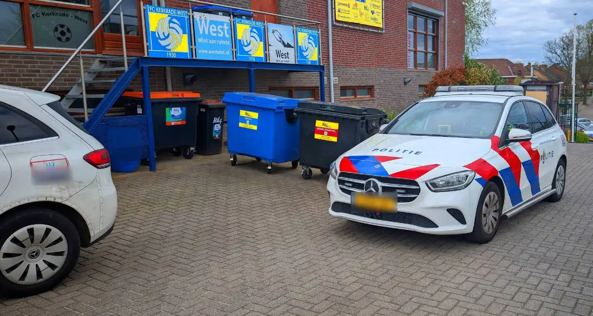 Vechtpartij door onenigheid tijdens wedstrijd - Foto 3