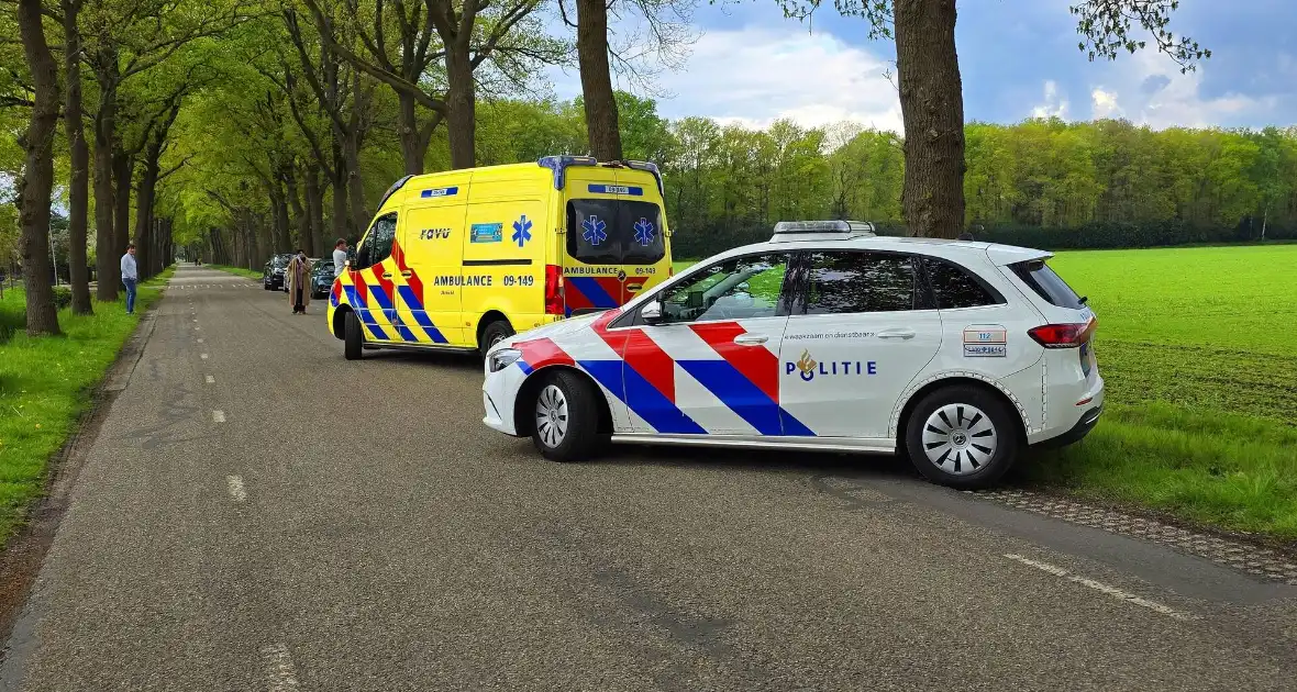 Automobilist knalt op boom