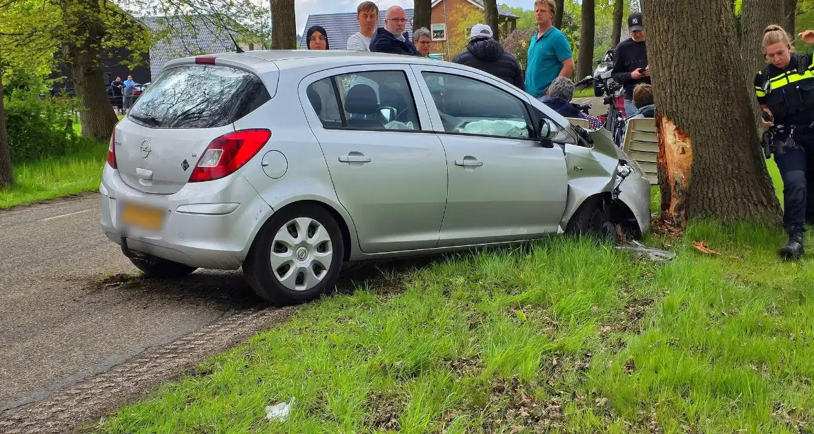 Automobilist knalt op boom - Foto 4
