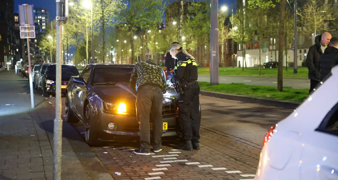 Maaltijdbezorger klapt tegen auto en komt ten val - Foto 2