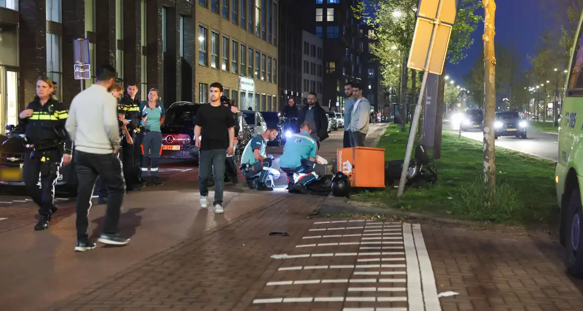 Maaltijdbezorger klapt tegen auto en komt ten val - Foto 3