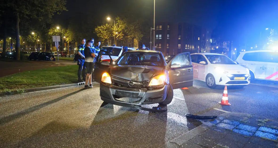 Dronken automobilist aangehouden na botsing tegen lantaarnpaal