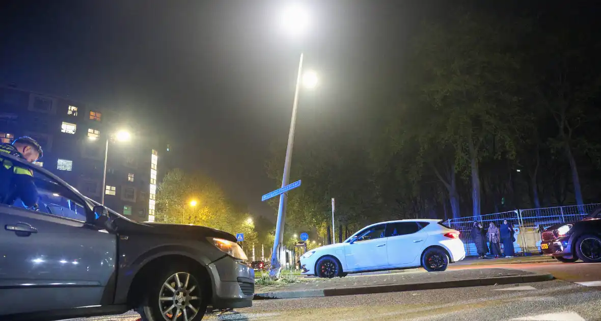Dronken automobilist aangehouden na botsing tegen lantaarnpaal - Foto 1