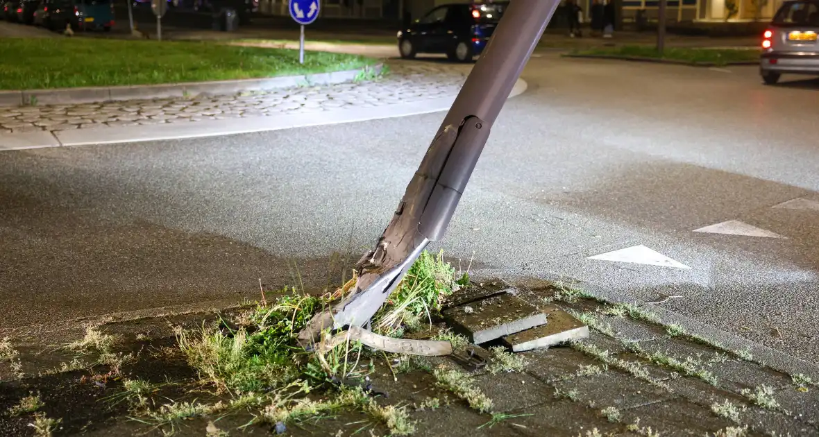 Dronken automobilist aangehouden na botsing tegen lantaarnpaal - Foto 12