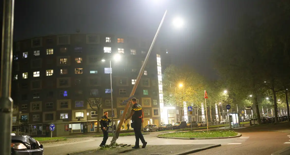 Dronken automobilist aangehouden na botsing tegen lantaarnpaal - Foto 15