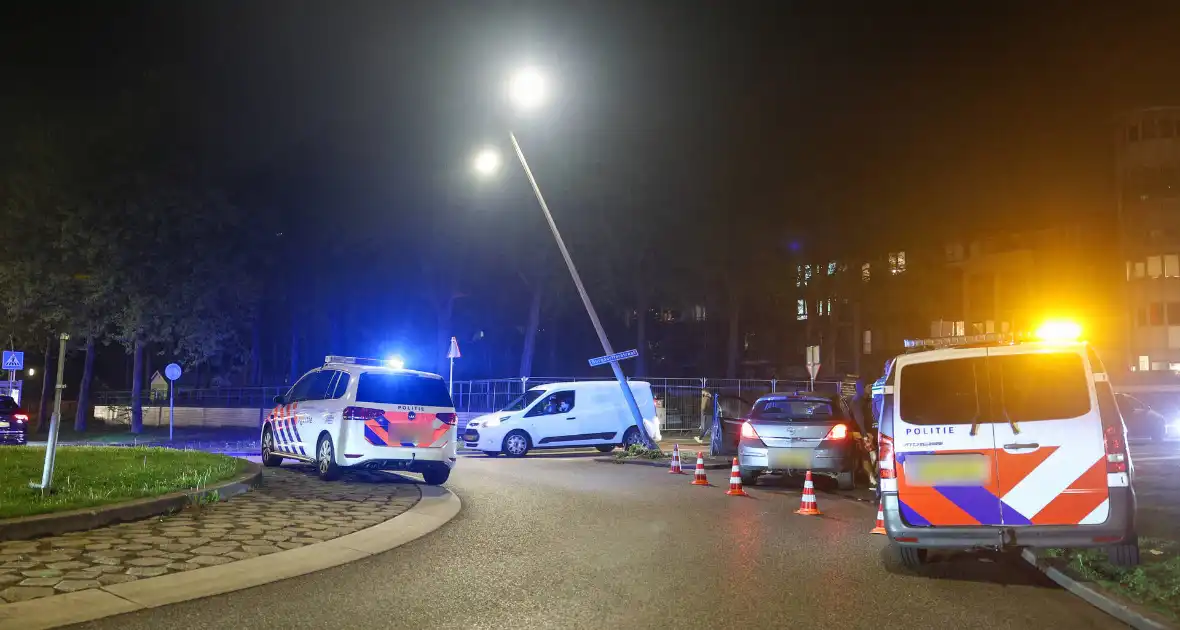 Dronken automobilist aangehouden na botsing tegen lantaarnpaal - Foto 3