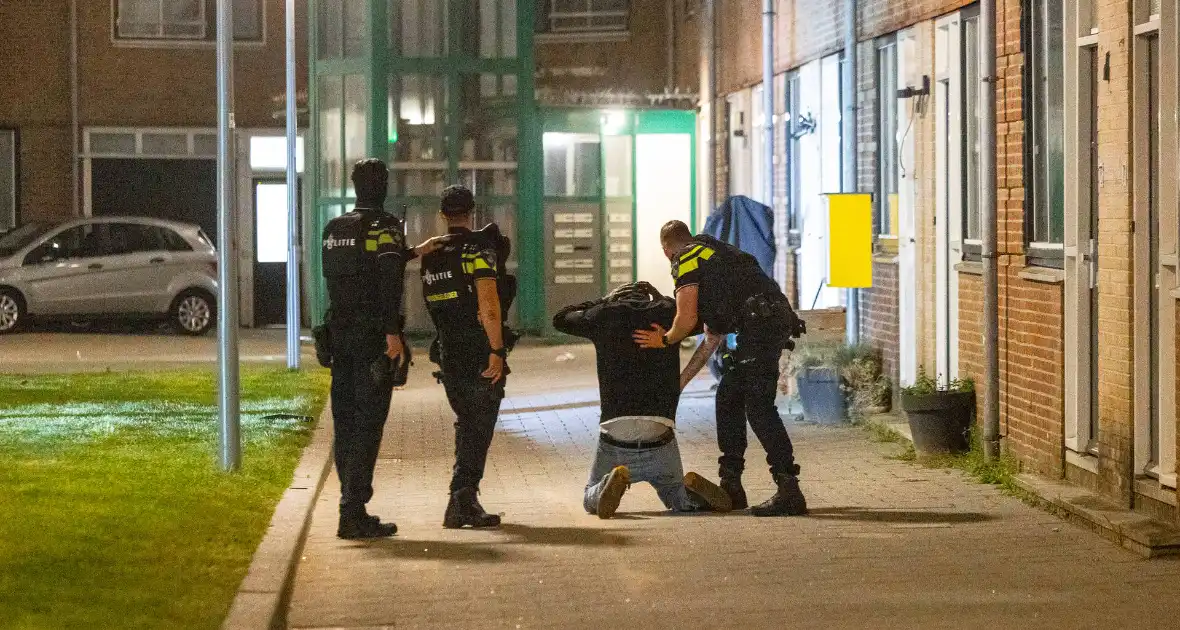 Politie valt woning binnen na melding vuurwapen