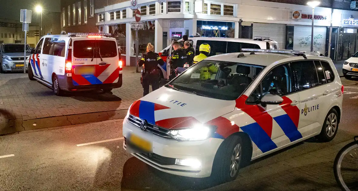 Politie valt woning binnen na melding vuurwapen - Foto 11