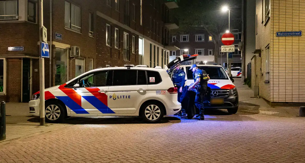 Politie valt woning binnen na melding vuurwapen - Foto 12