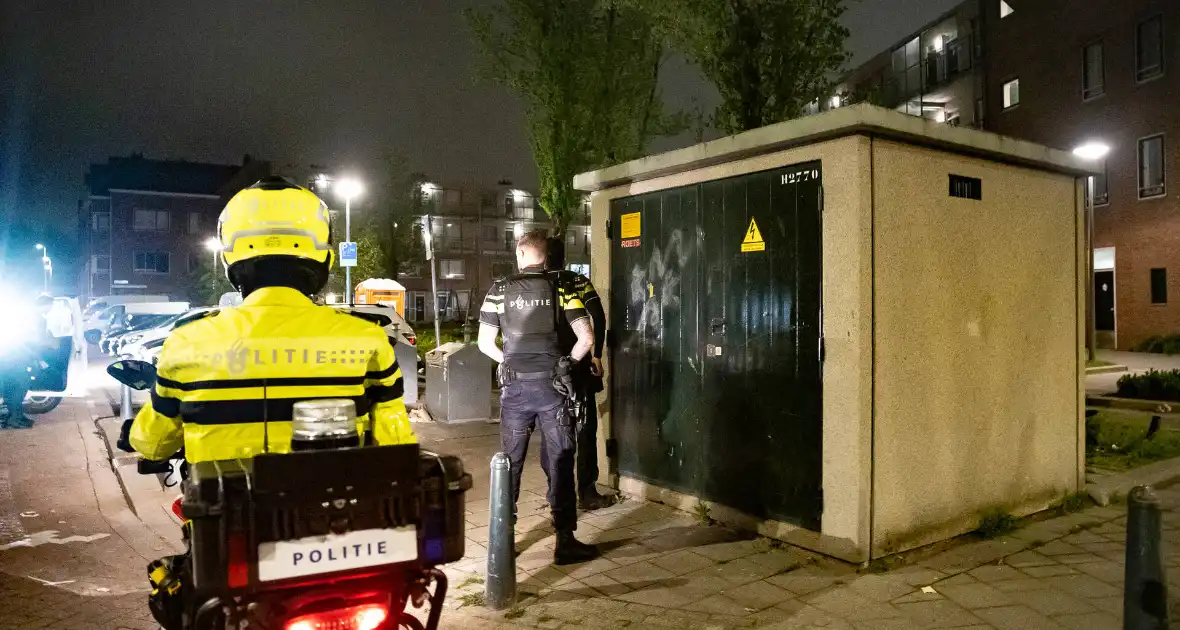 Politie valt woning binnen na melding vuurwapen - Foto 13