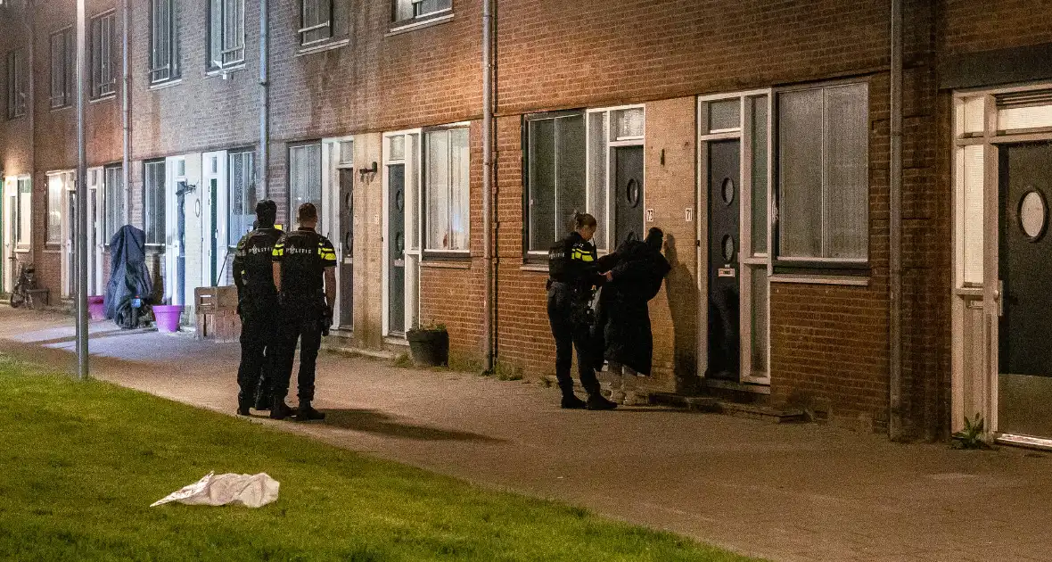Politie valt woning binnen na melding vuurwapen - Foto 14