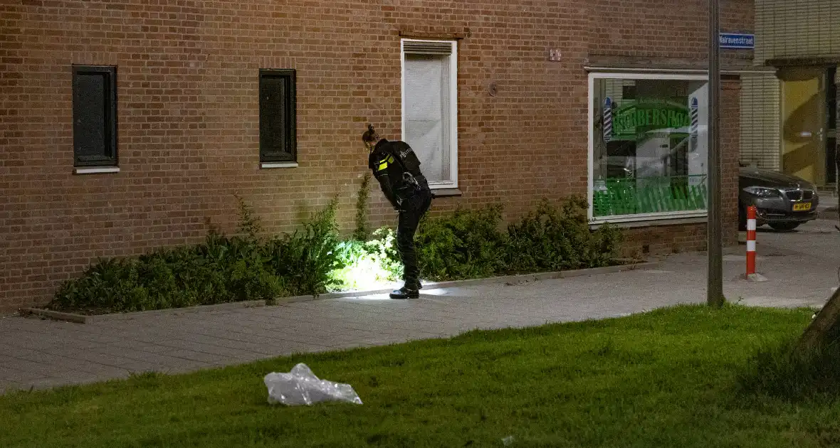Politie valt woning binnen na melding vuurwapen - Foto 15