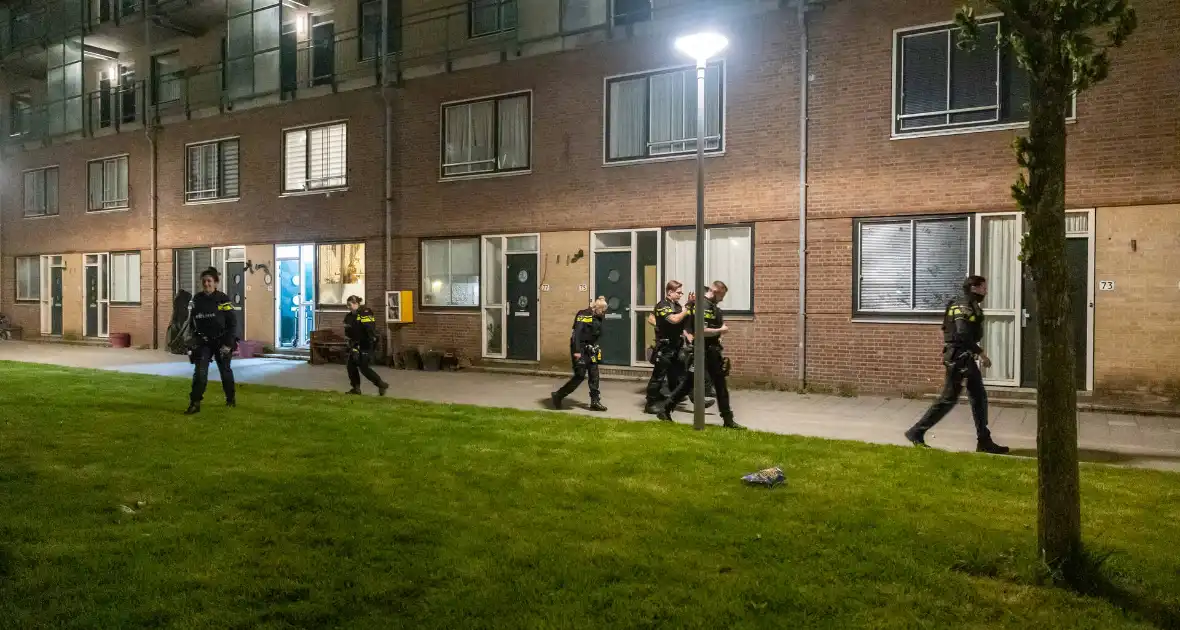 Politie valt woning binnen na melding vuurwapen - Foto 16